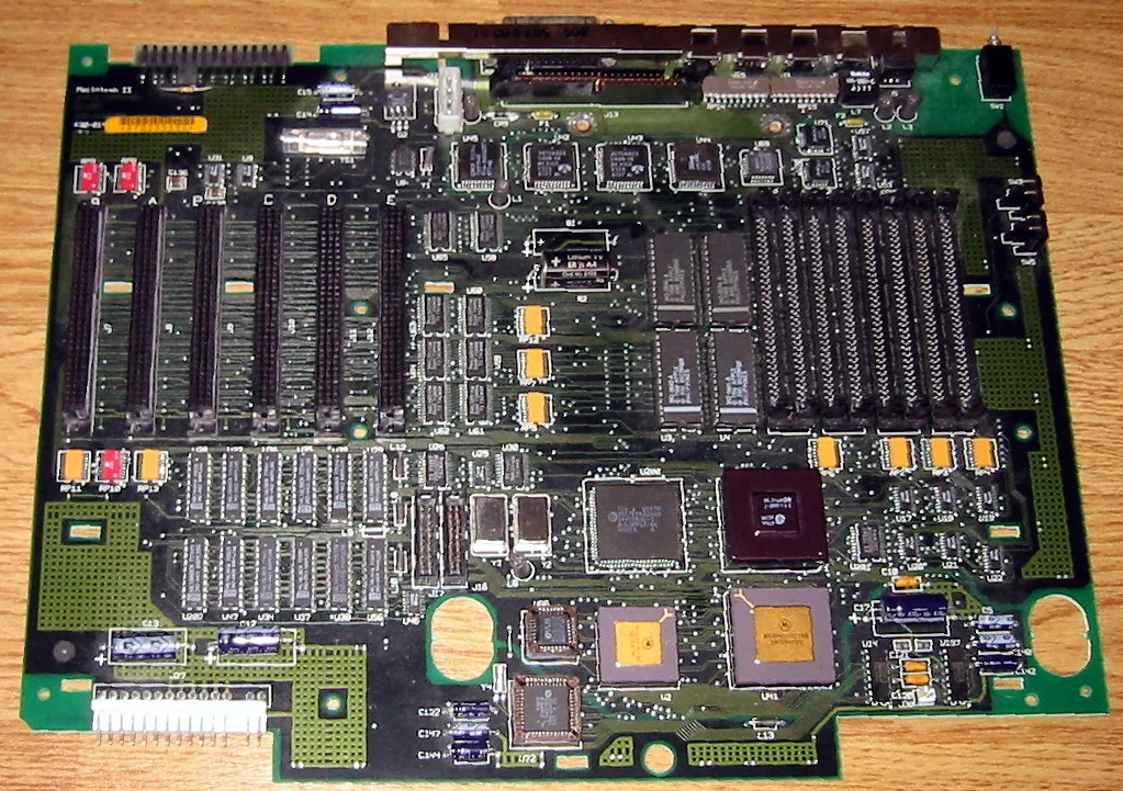 Eski bir Apple Macintosh II anakartı, ilk LVDS uygulamalarından birine ev sahipliği yapmıştır.