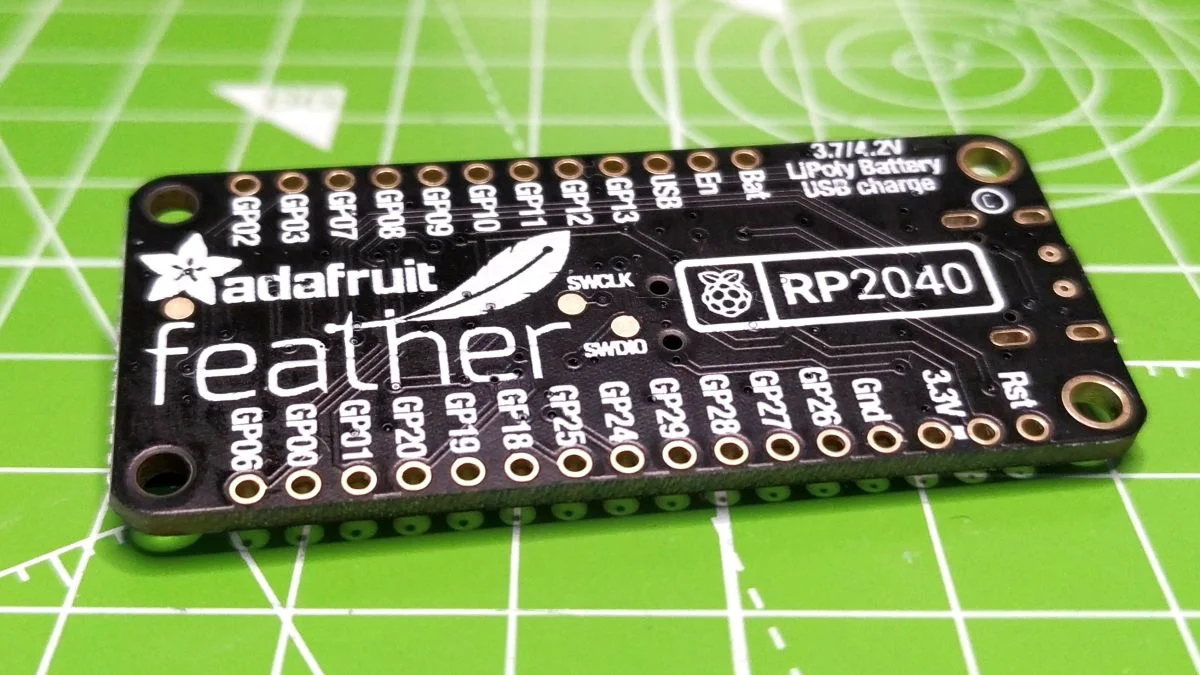 Adafruit Feather RP2040 İncelemesi Adafruit Feather RP2040 Adafruit Feather RP2040 Yakın Plan